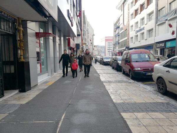 İlginç uygulama! Buzlanan kaldırımlara halı serdiler