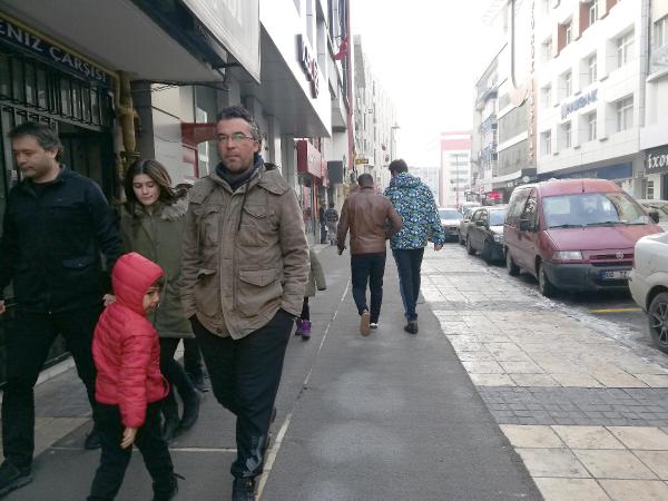 Foto - İlginç uygulama! Buzlanan kaldırımlara halı serdiler