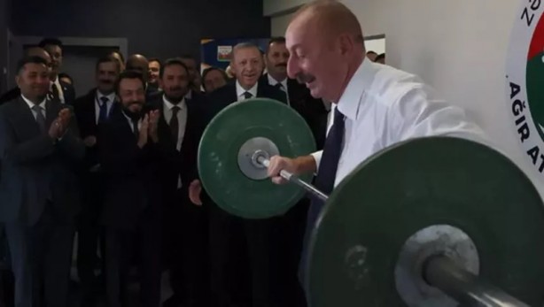 İlham Aliyev'den Cumhurbaşkanı Erdoğan'ı şaşırtan performans