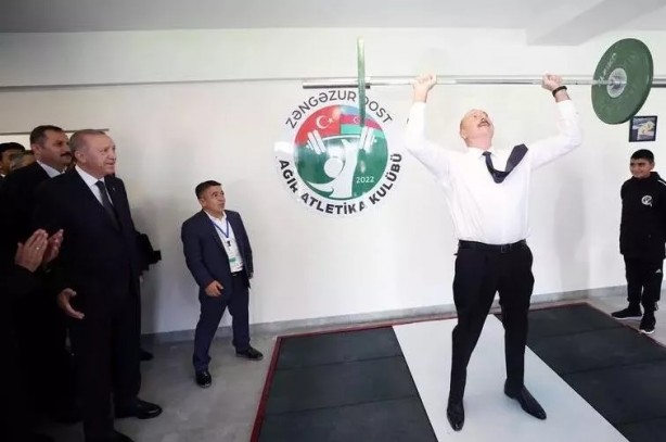 Foto - İlham Aliyev'den Cumhurbaşkanı Erdoğan'ı şaşırtan performans