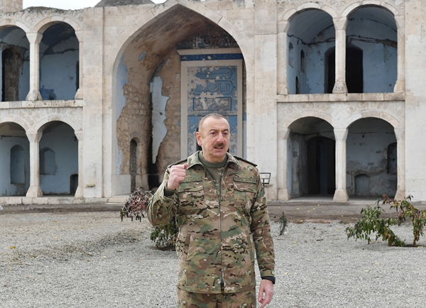 Foto - İlham Aliyev'den dünyaya çok net mesaj! İşte cami ziyaretinin şifreleri