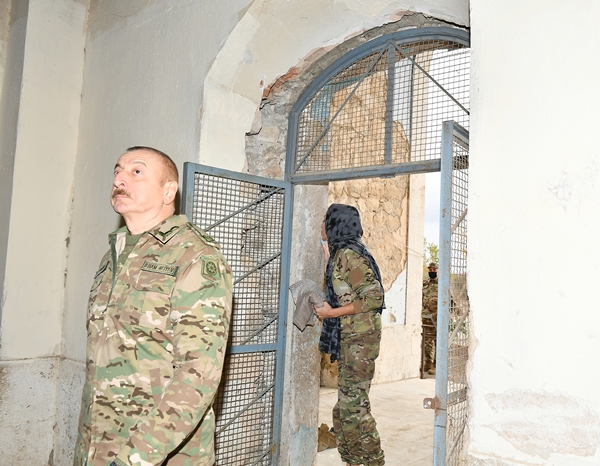 Foto - İlham Aliyev'den dünyaya çok net mesaj! İşte cami ziyaretinin şifreleri