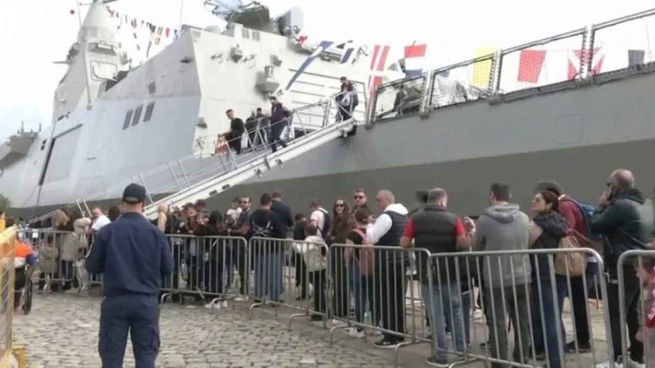 Foto - İlk defa savaş gemisi gören Yunanlar: Herkes oraya koştu