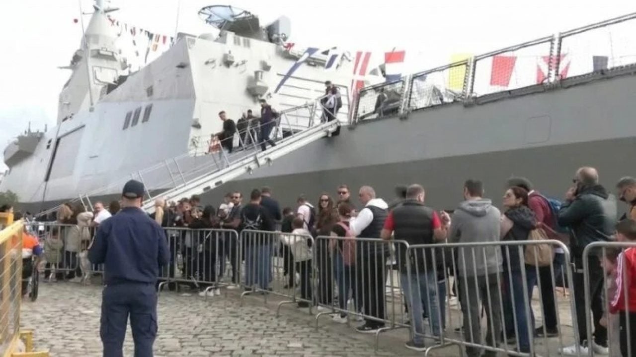 Foto - İlk defa savaş gemisi gören Yunanlar: Herkes oraya koştu
