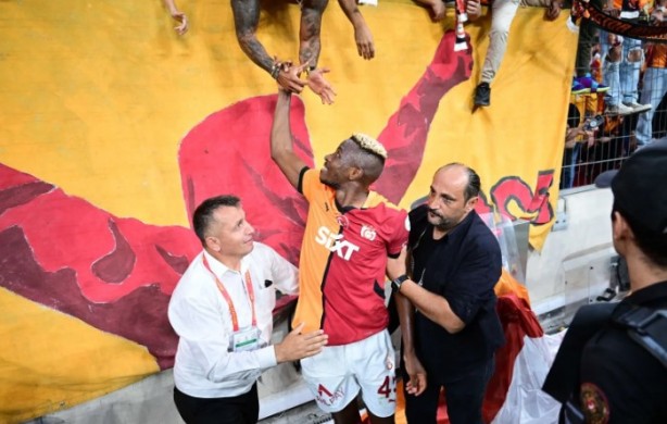 Foto - İlk haftada taraftarla bütünleşti! Osimhen Rizespor maçının ardından tribüne çıktı