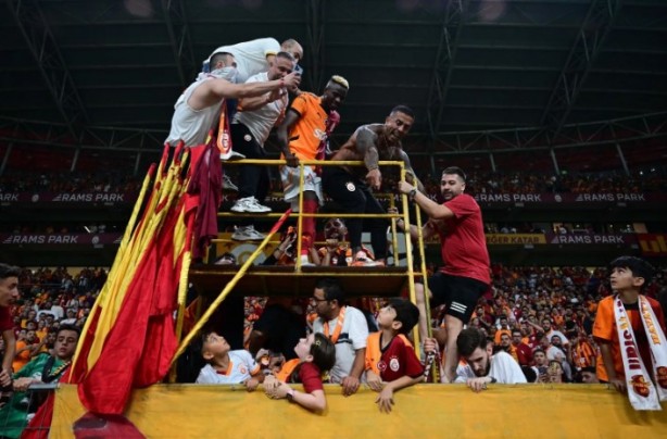 Foto - İlk haftada taraftarla bütünleşti! Osimhen Rizespor maçının ardından tribüne çıktı