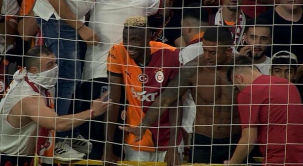 Foto - İlk haftada taraftarla bütünleşti! Osimhen Rizespor maçının ardından tribüne çıktı