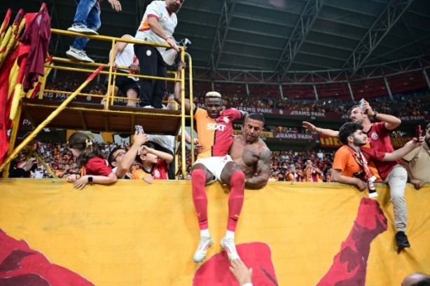 Foto - İlk haftada taraftarla bütünleşti! Osimhen Rizespor maçının ardından tribüne çıktı