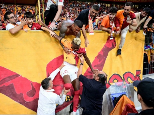 Foto - İlk haftada taraftarla bütünleşti! Osimhen Rizespor maçının ardından tribüne çıktı