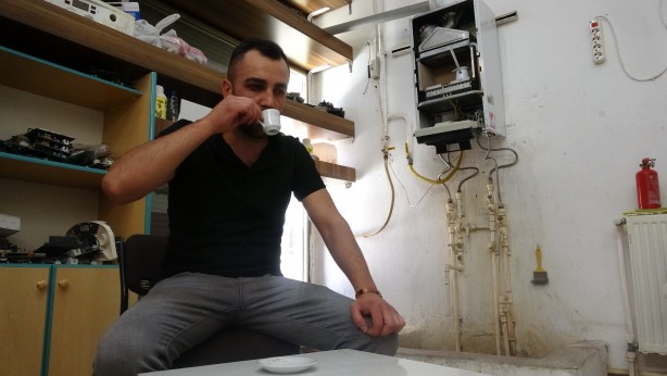 İlk kez görenler şaşkına dönüyor! Kombi ustasından çılgın test yöntemi