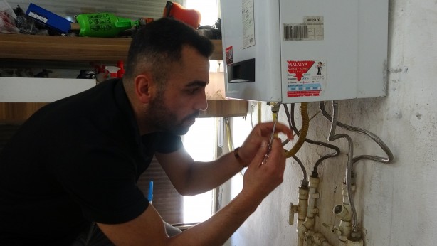 Foto - İlk kez görenler şaşkına dönüyor! Kombi ustasından çılgın test yöntemi