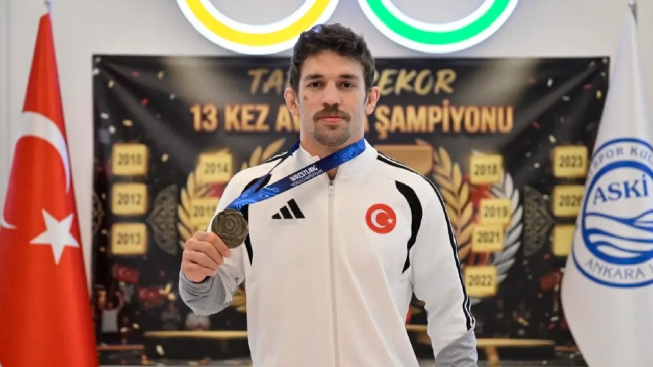İlk kez katıldığı Dünya Şampiyonası'nda tarih yazdı! Türk güreşçiden gümüş madalya