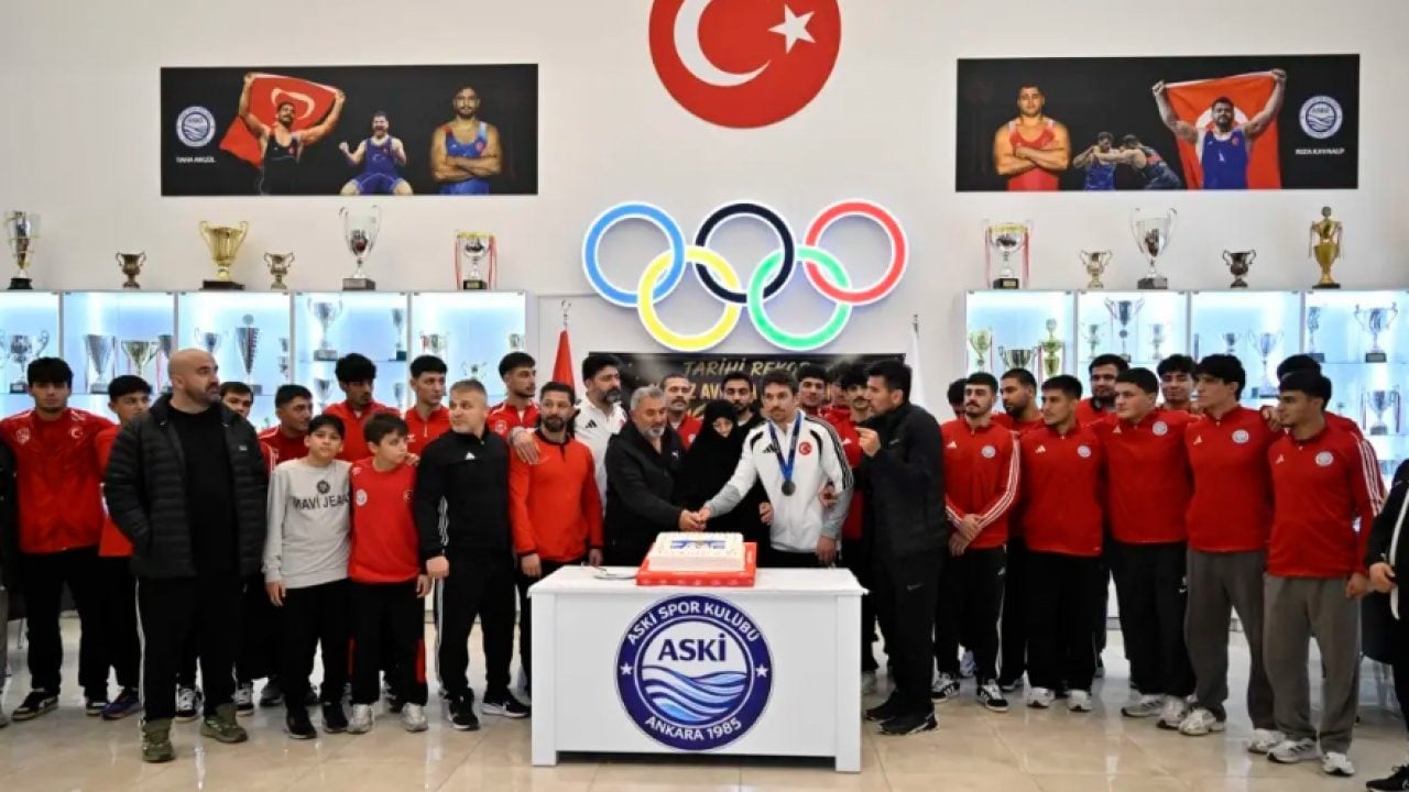 Foto - İlk kez katıldığı Dünya Şampiyonası'nda tarih yazdı! Türk güreşçiden gümüş madalya