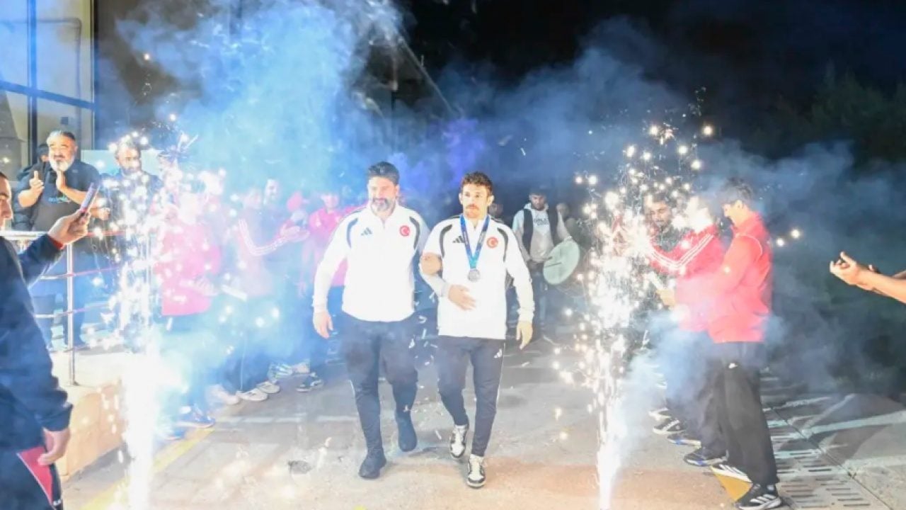 Foto - İlk kez katıldığı Dünya Şampiyonası'nda tarih yazdı! Türk güreşçiden gümüş madalya
