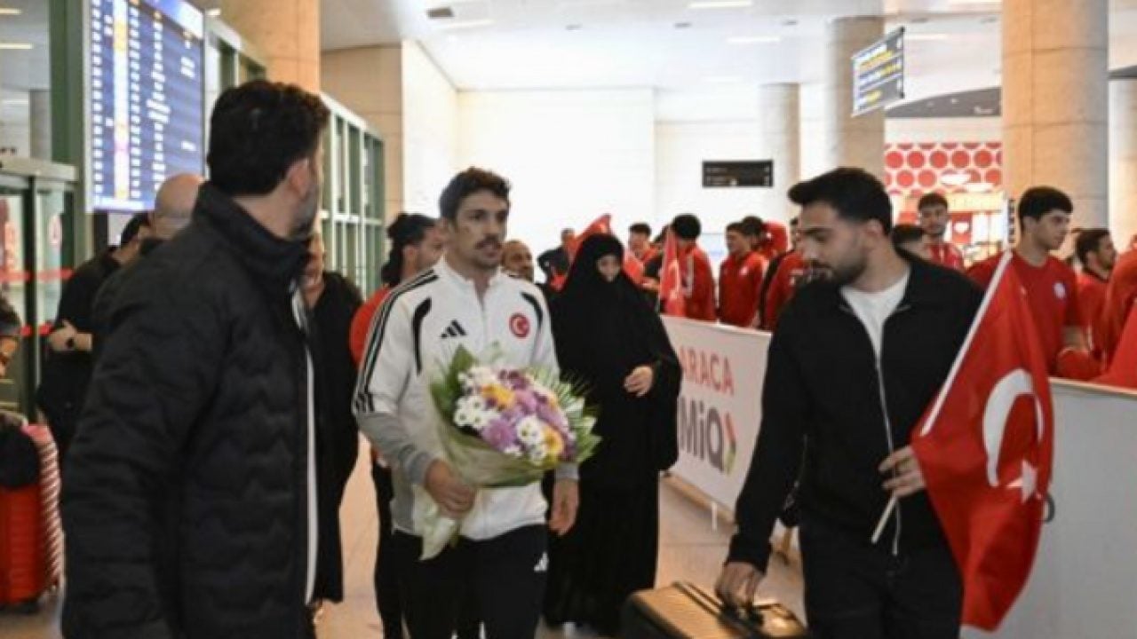 Foto - İlk kez katıldığı Dünya Şampiyonası'nda tarih yazdı! Türk güreşçiden gümüş madalya