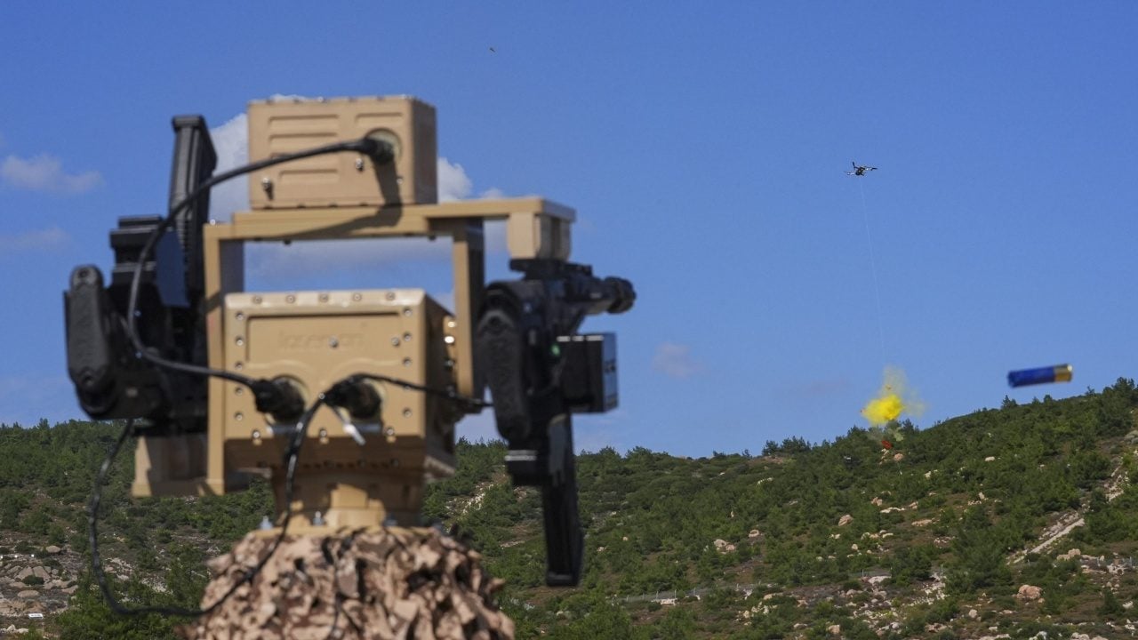 Foto - İlk kez yeteneklerini sergiledi! Dronların korkulu rüyası görücüye çıktı