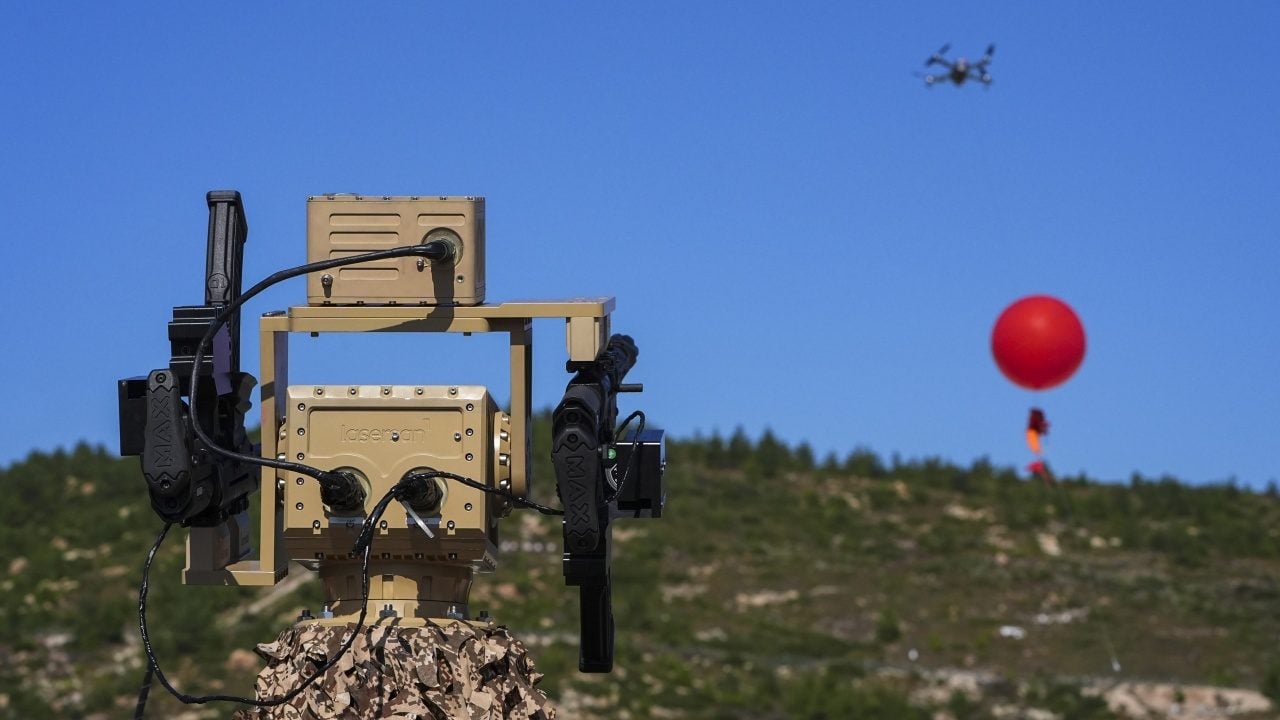 Foto - İlk kez yeteneklerini sergiledi! Dronların korkulu rüyası görücüye çıktı