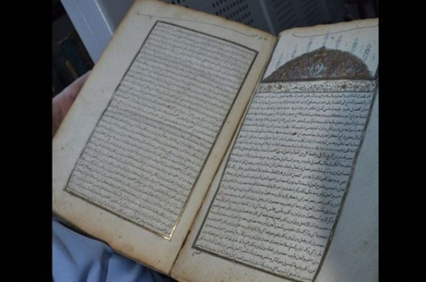 Foto - İlk matbaada basılan esere yalnızca o dokunabiliyor!