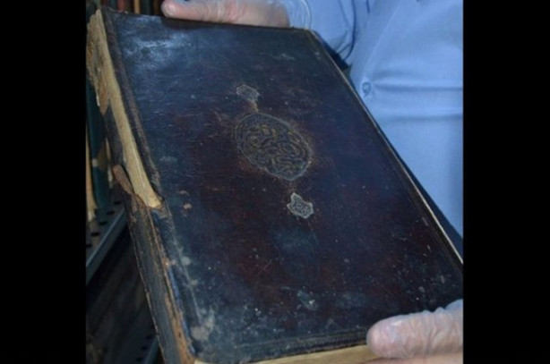 Foto - İlk matbaada basılan esere yalnızca o dokunabiliyor!