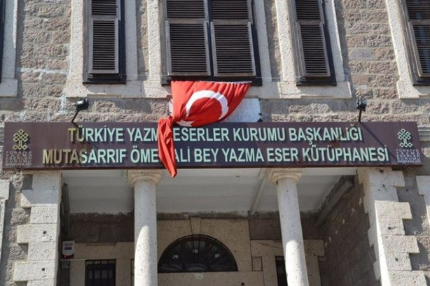 Foto - İlk matbaada basılan esere yalnızca o dokunabiliyor!