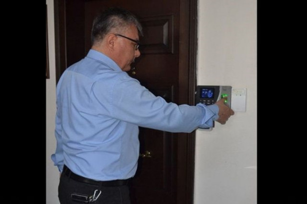 Foto - İlk matbaada basılan esere yalnızca o dokunabiliyor!