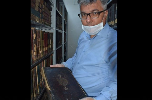 Foto - İlk matbaada basılan esere yalnızca o dokunabiliyor!