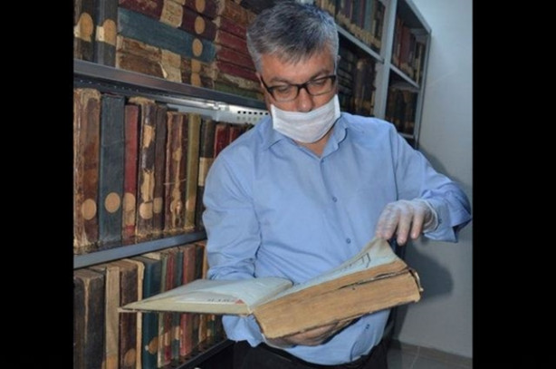 Foto - İlk matbaada basılan esere yalnızca o dokunabiliyor!