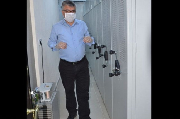 Foto - İlk matbaada basılan esere yalnızca o dokunabiliyor!