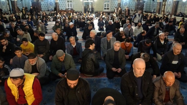 Foto - İlk teravih namazı! Camiler doldu