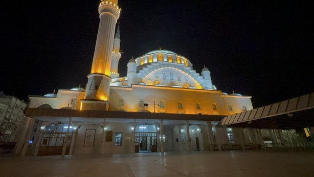 Foto - İlk teravih namazı! Camiler doldu
