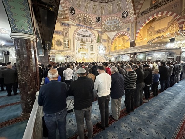İlk teravih namazı! Camiler doldu