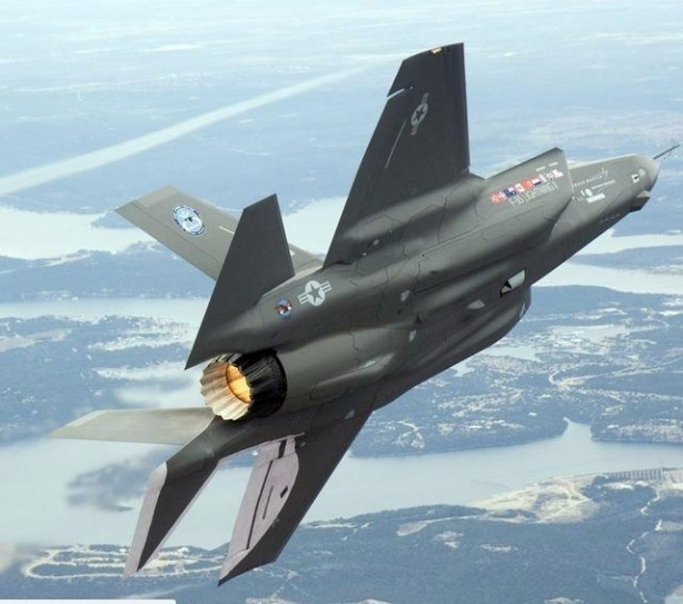 Foto - İlk Türk JSF/F-35 uçağının orta gövdesini teslim ettik