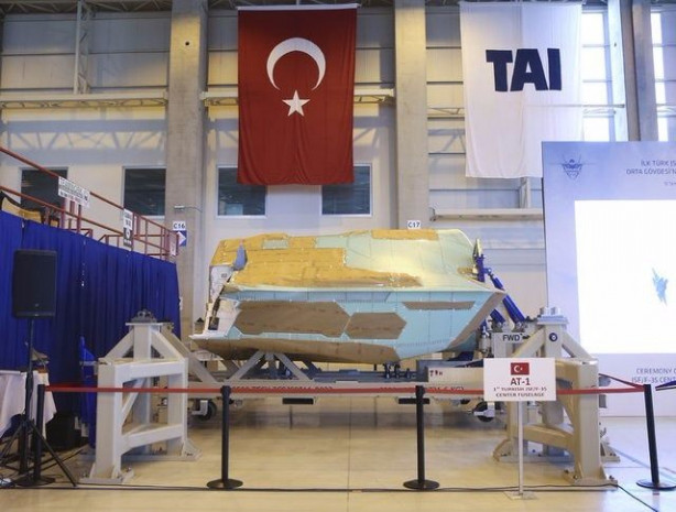 Foto - İlk Türk JSF/F-35 uçağının orta gövdesini teslim ettik