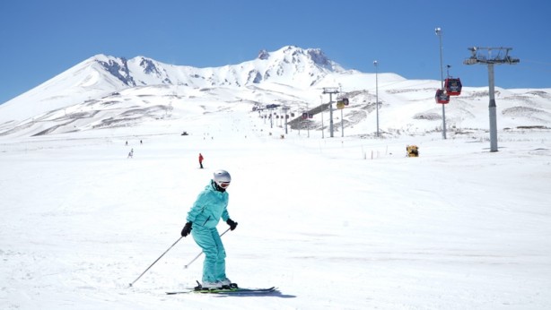 Foto - İlkbaharda kayak keyfi sürüyor