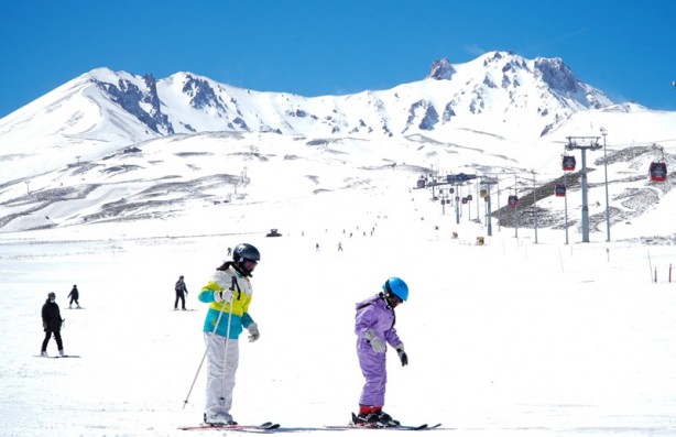 Foto - İlkbaharda kayak keyfi sürüyor