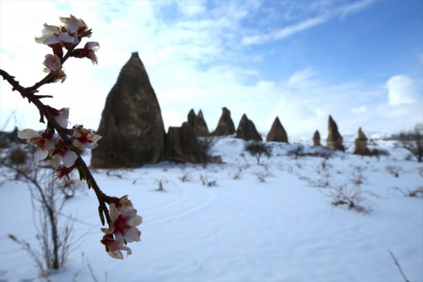 Foto - İlkbaharda yağan kar Kapadokya'ya güzellik kattı