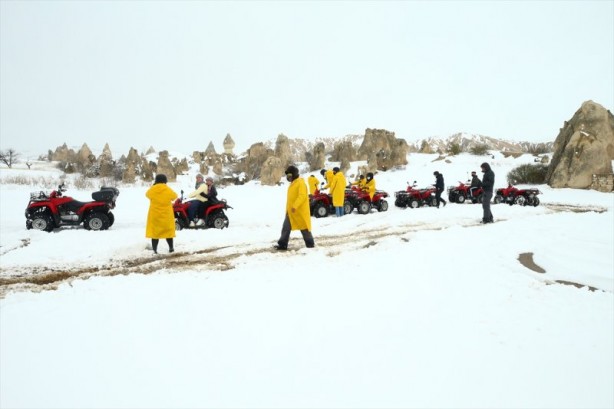 Foto - İlkbaharda yağan kar Kapadokya'ya güzellik kattı