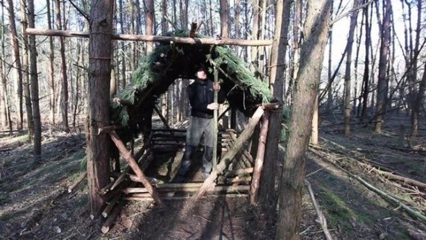 Foto - İlkel malzemelerle barınak inşa etti! Bakın nasıl!