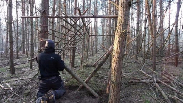 Foto - İlkel malzemelerle barınak inşa etti! Bakın nasıl!