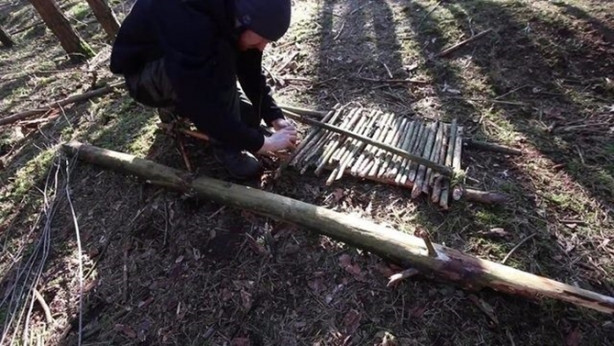 Foto - İlkel malzemelerle barınak inşa etti! Bakın nasıl!