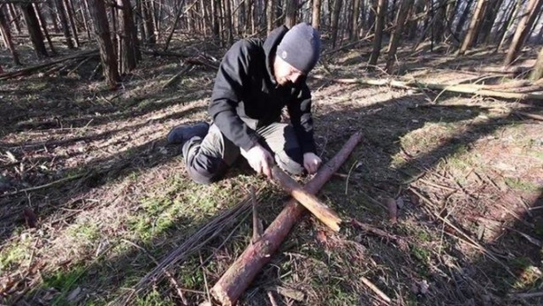 Foto - İlkel malzemelerle barınak inşa etti! Bakın nasıl!