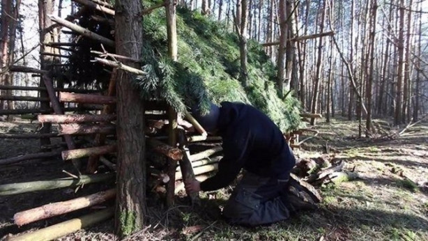 Foto - İlkel malzemelerle barınak inşa etti! Bakın nasıl!