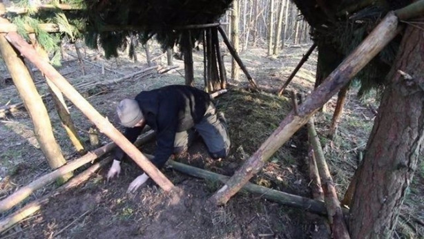 Foto - İlkel malzemelerle barınak inşa etti! Bakın nasıl!