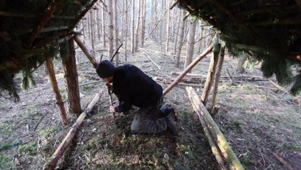 Foto - İlkel malzemelerle barınak inşa etti! Bakın nasıl!