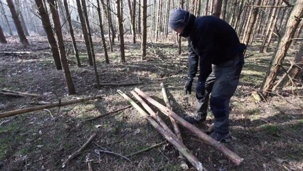 Foto - İlkel malzemelerle barınak inşa etti! Bakın nasıl!