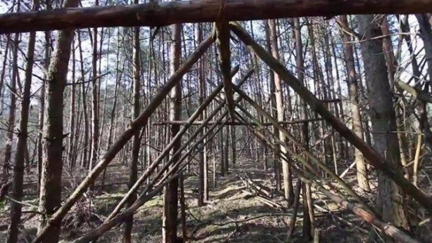 Foto - İlkel malzemelerle barınak inşa etti! Bakın nasıl!