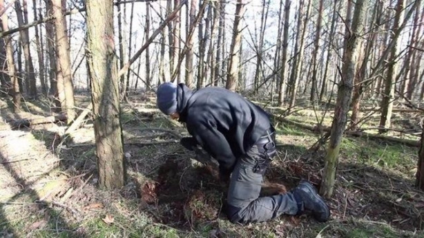 Foto - İlkel malzemelerle barınak inşa etti! Bakın nasıl!