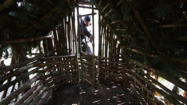 Foto - İlkel malzemelerle barınak inşa etti! Bakın nasıl!