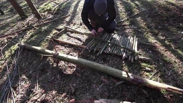 Foto - İlkel malzemelerle barınak inşa etti! Bakın nasıl!
