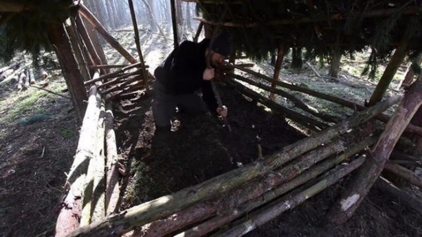 Foto - İlkel malzemelerle barınak inşa etti! Bakın nasıl!